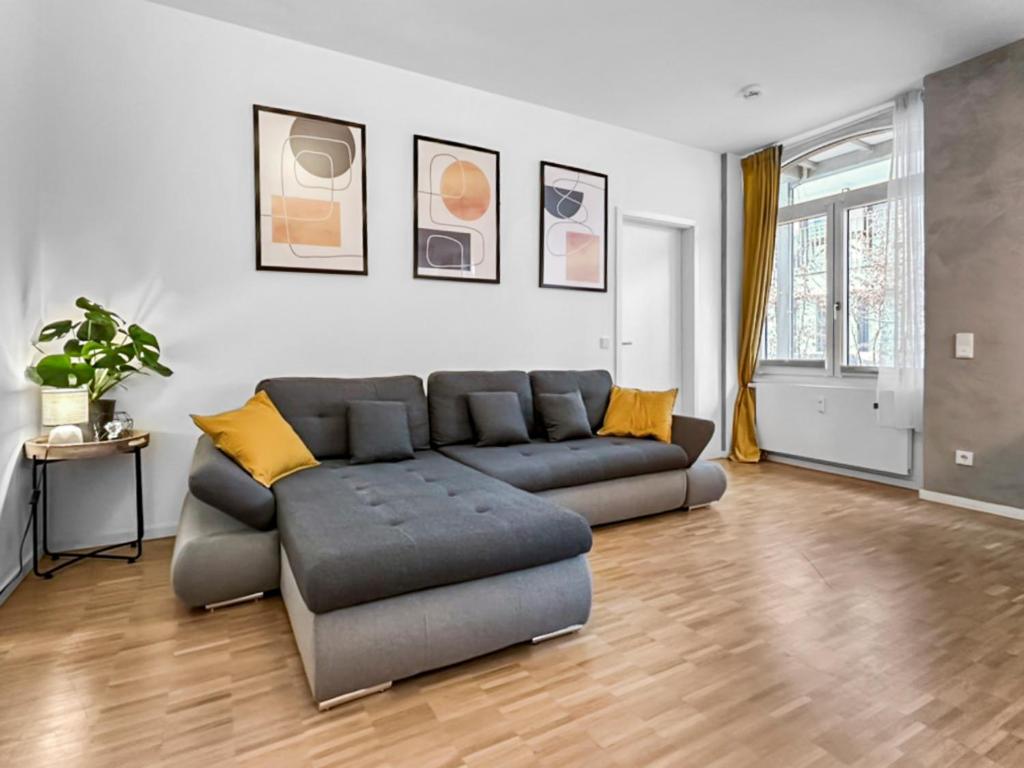 a living room with a couch and a table at 6Pers Apartment nahe Frankfurt, Messe, Airport, kostenlosem Parkplatz in Offenbach