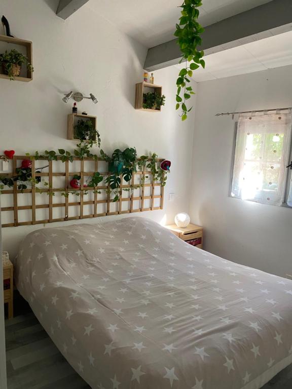 Postel nebo postele na pokoji v ubytování Villa Marie Belle, entre mer, étang et abricotier