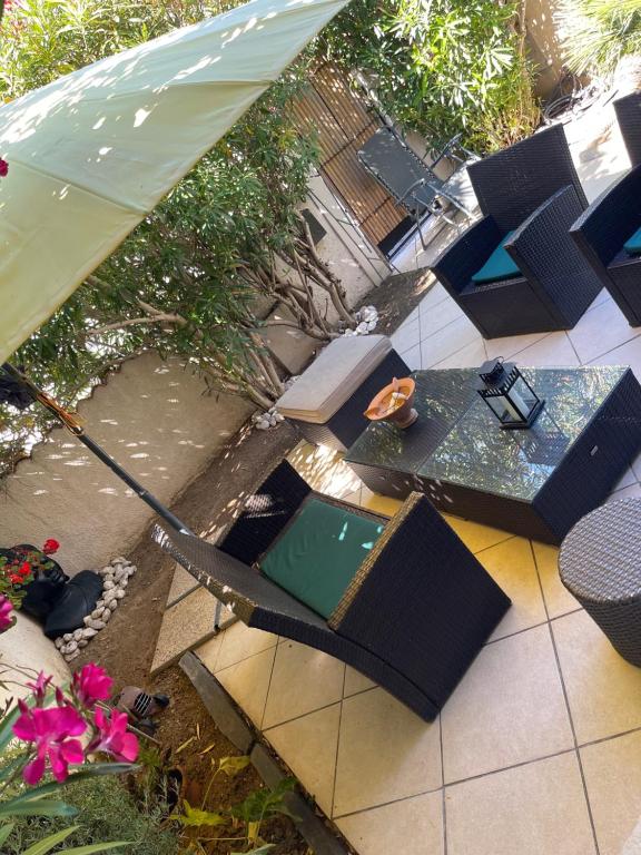 Patio nebo venkovní prostory v ubytování Villa Marie Belle, entre mer, étang et abricotier