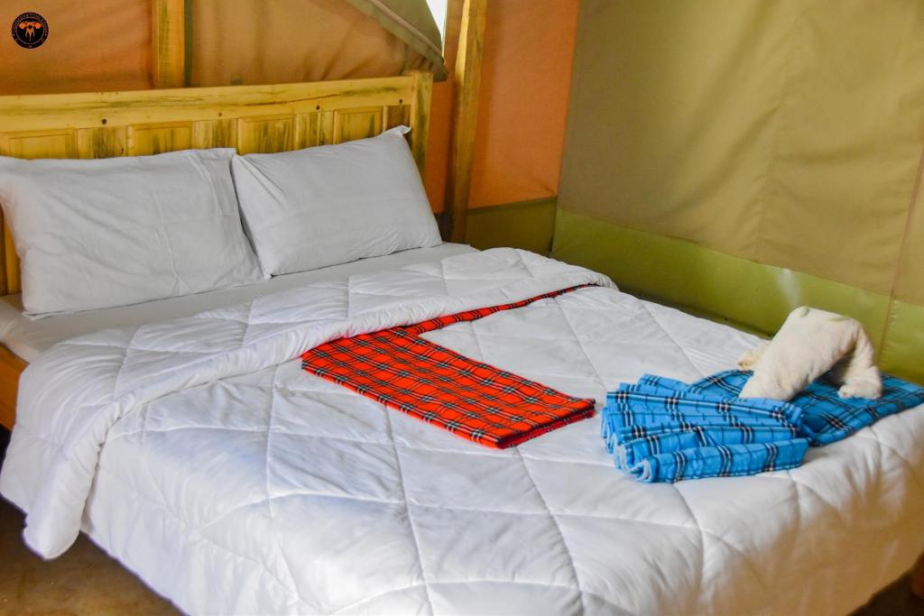 Postel nebo postele na pokoji v ubytování Oldonyo Musa Amboseli Campsite