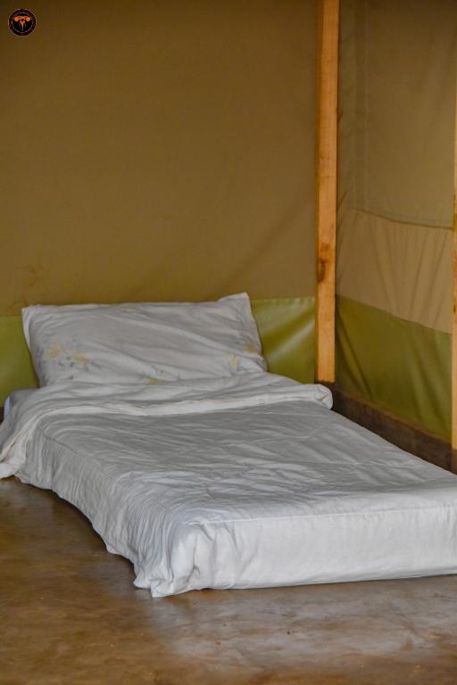 Postel nebo postele na pokoji v ubytování Oldonyo Musa Amboseli Campsite