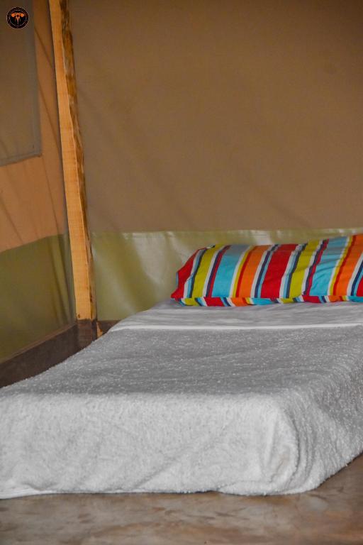 Postel nebo postele na pokoji v ubytování Oldonyo Musa Amboseli Campsite