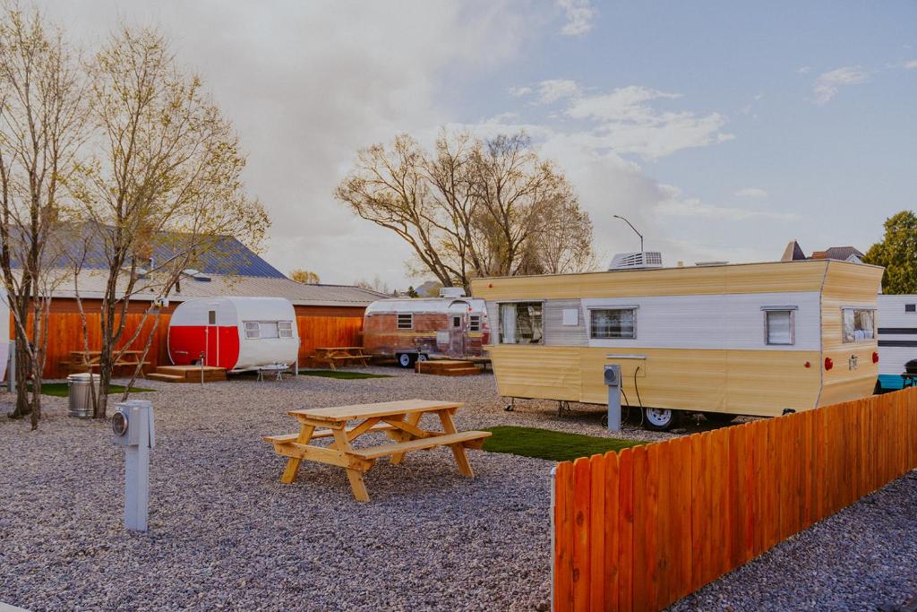 Το κτήριο όπου στεγάζεται  το κάμπινγκ