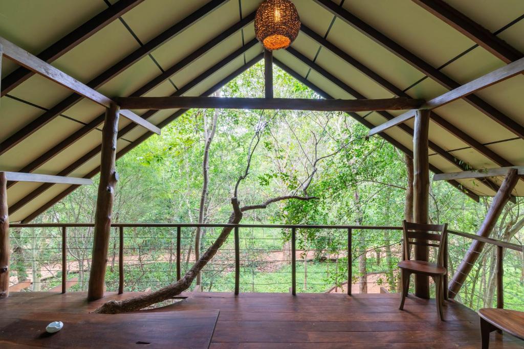 Balkón nebo terasa v ubytování Kaala Kalaththewa Luxury Eco Resort