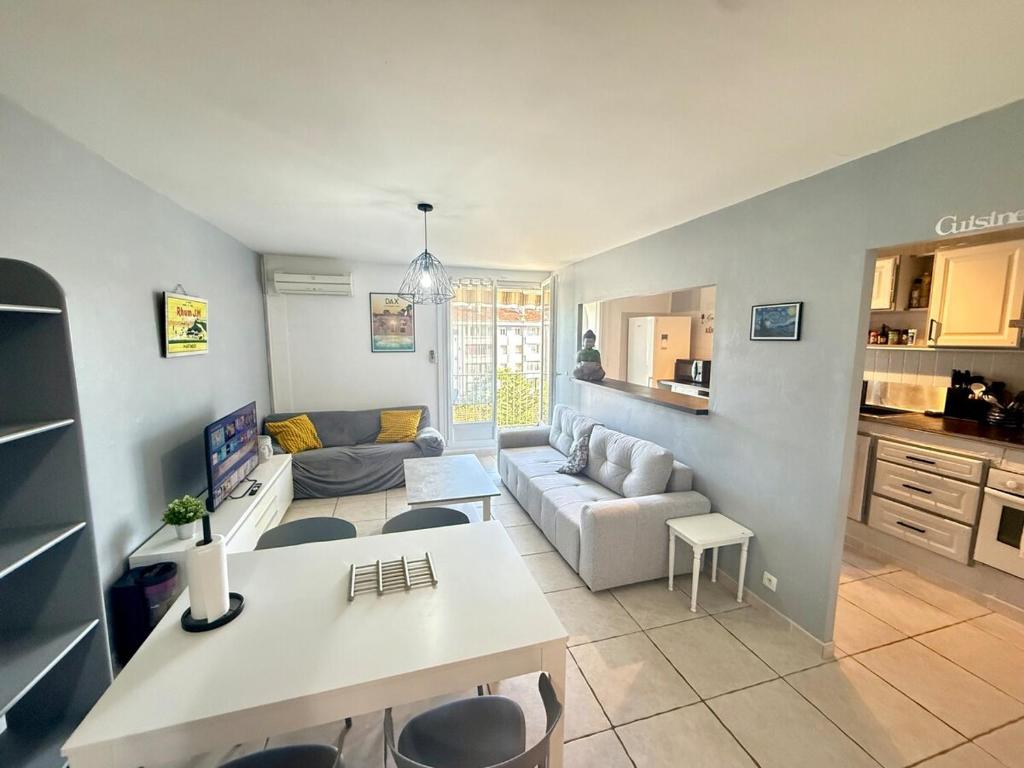 un salon avec un canapé et une table dans l'établissement Lamazonite YourHostHelper, à Toulon