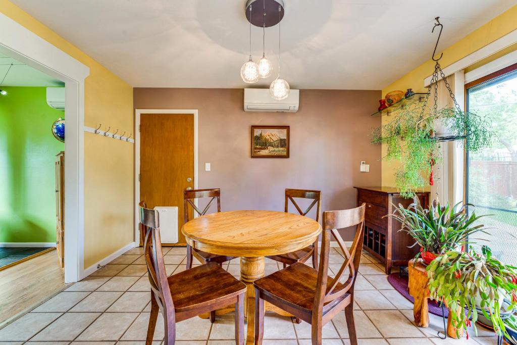 Fotografie z fotogalerie ubytování Less Than 1 Mi to CU Boulder Home with Fenced Yard! v destinaci Boulder