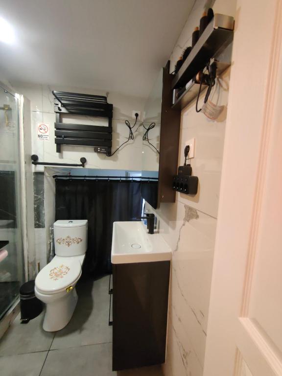 une salle de bain avec toilettes et lavabo dans l'établissement Urban Nest Paris 10, à Paris