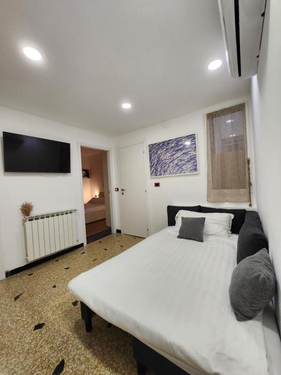 A television and/or entertainment centre at Varazzesuite apartment