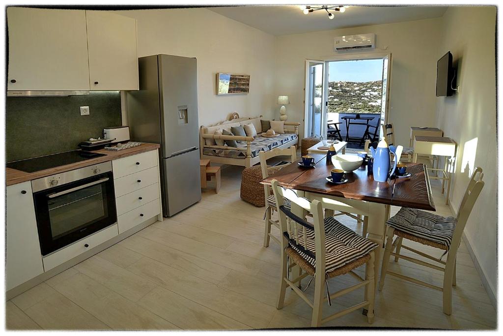 Kuchyň nebo kuchyňský kout v ubytování Theasis Sifnos Apartments