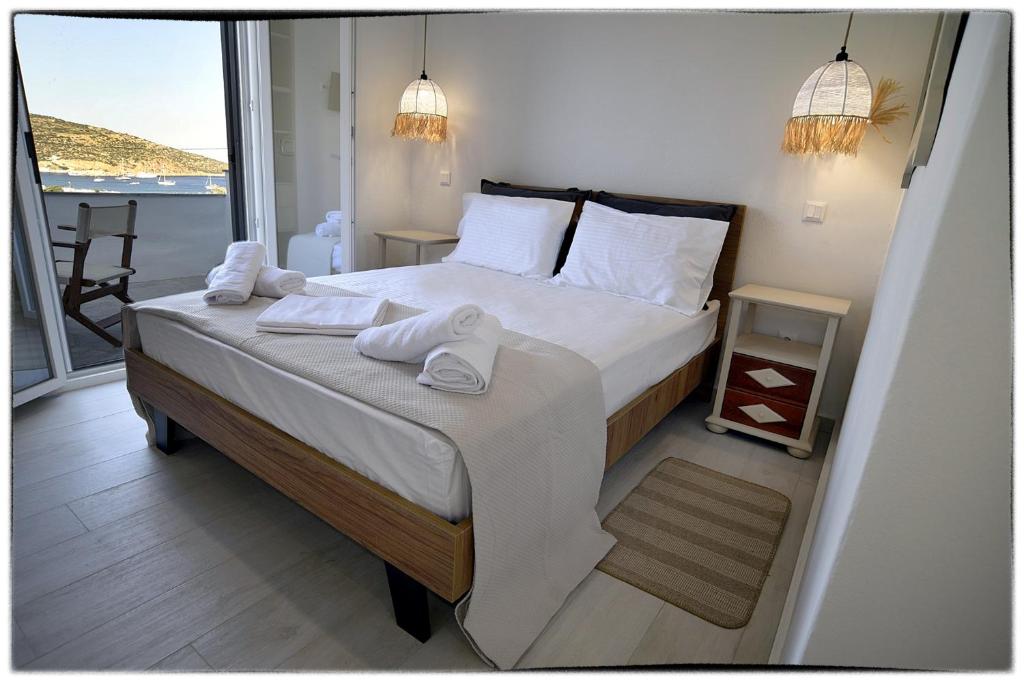 Postel nebo postele na pokoji v ubytování Theasis Sifnos Apartments