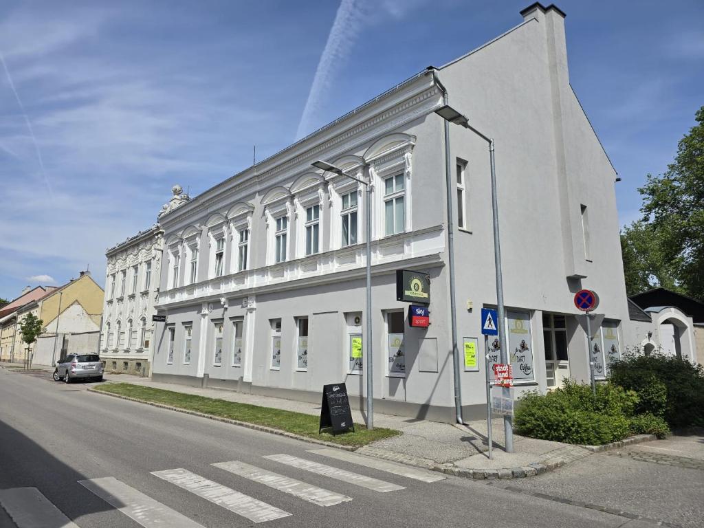 a white building on the side of a street at Wohnung am Stadtpark in Neunkirchen