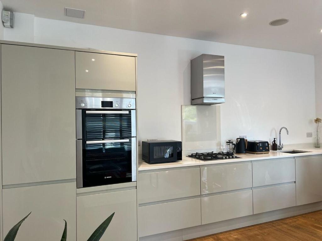 Η κουζίνα ή μικρή κουζίνα στο The Mews house in Muswell Hill with private parking
