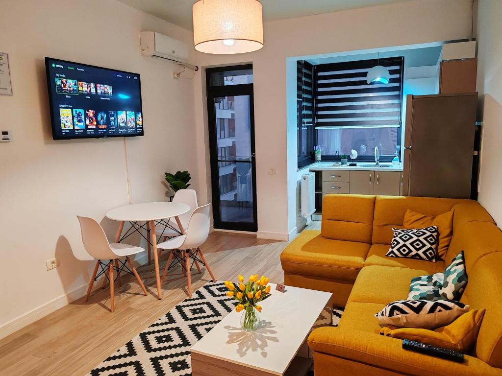 ein Wohnzimmer mit Sofa und Tisch in der Unterkunft Primera Residence Mamaia Nord in Mamaia Nord – Năvodari