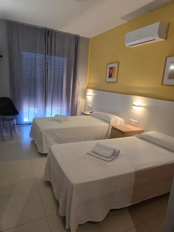 Postel nebo postele na pokoji v ubytování Hotel Sant Jordi