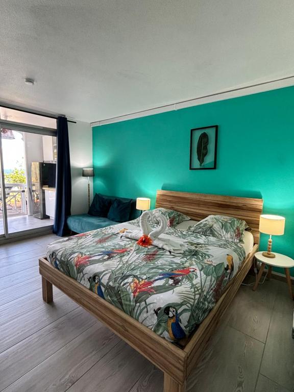 Postel nebo postele na pokoji v ubytování Nouveau : Suite Blue Diamond
