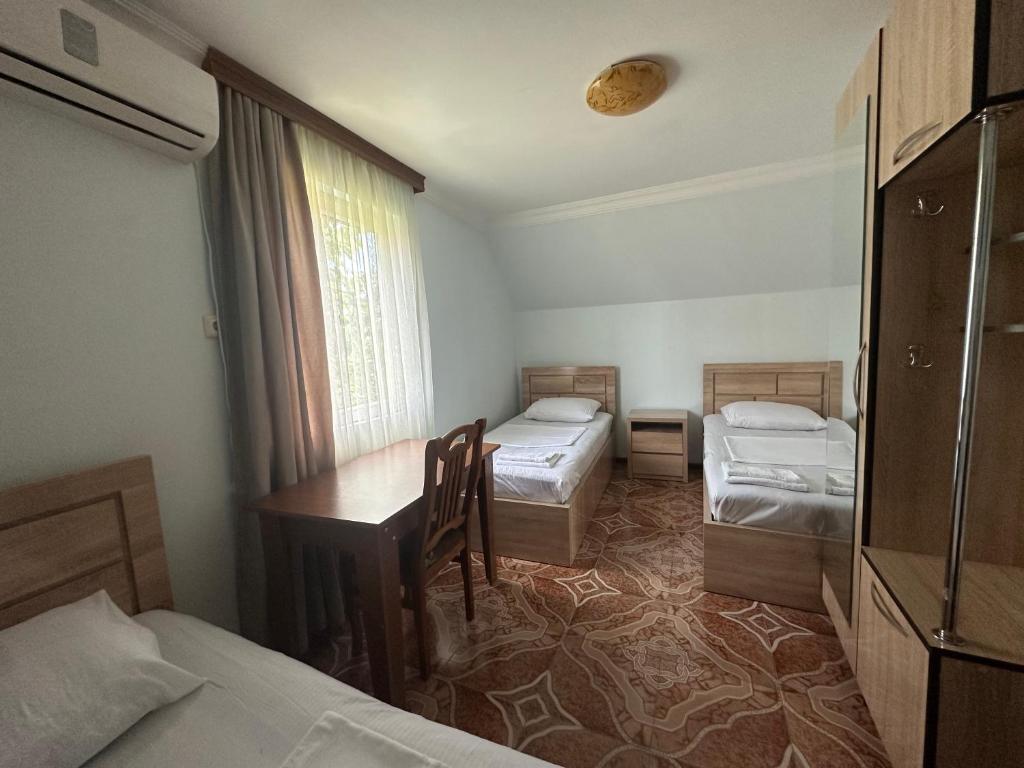 Postel nebo postele na pokoji v ubytování Linda Guest house