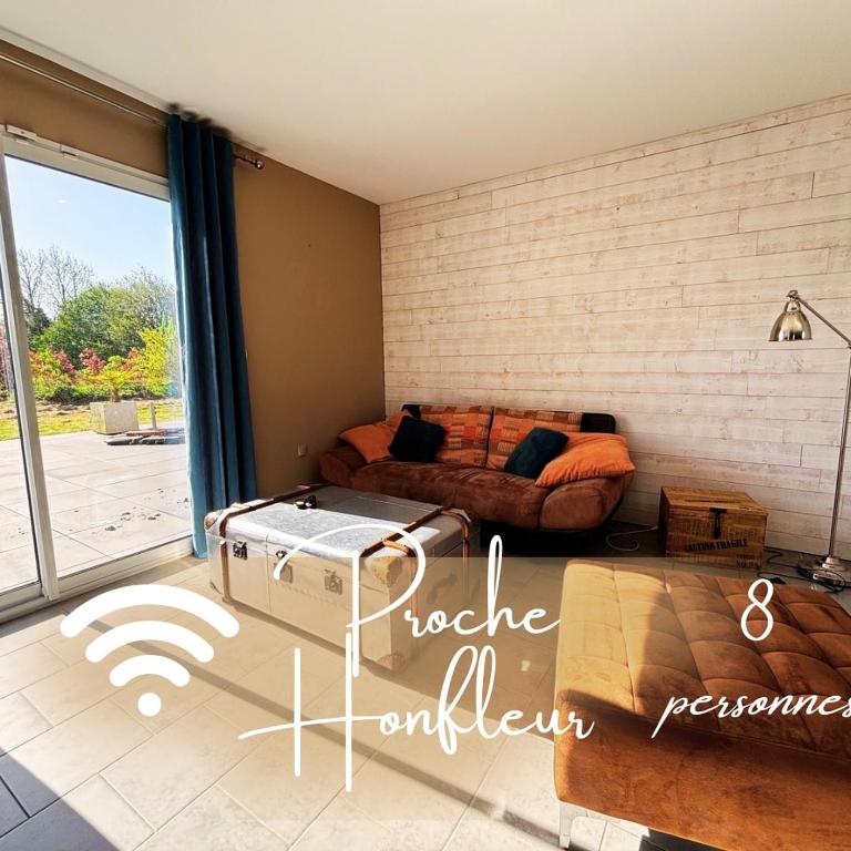 un salon avec un canapé et une table dans l'établissement Beautiful home near Honfleur Deauville, à Beuzeville