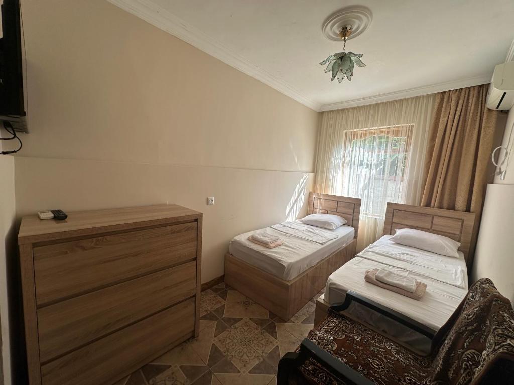 Postel nebo postele na pokoji v ubytování Linda Guest house