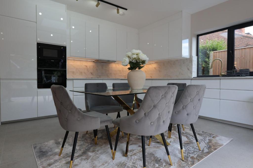 Photo inspiration: Fresh Look at New Build Luxury House For Families And Contractors Namissuites