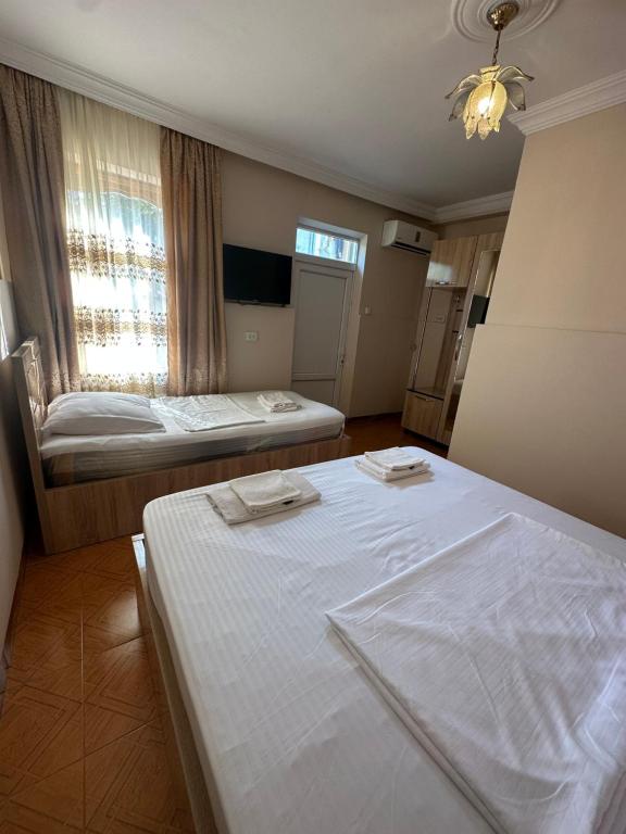 Postel nebo postele na pokoji v ubytování Linda Guest house