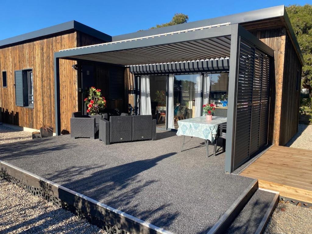 un patio avec une table et un bâtiment dans l'établissement Cottage Cap d'Agde, à Agde