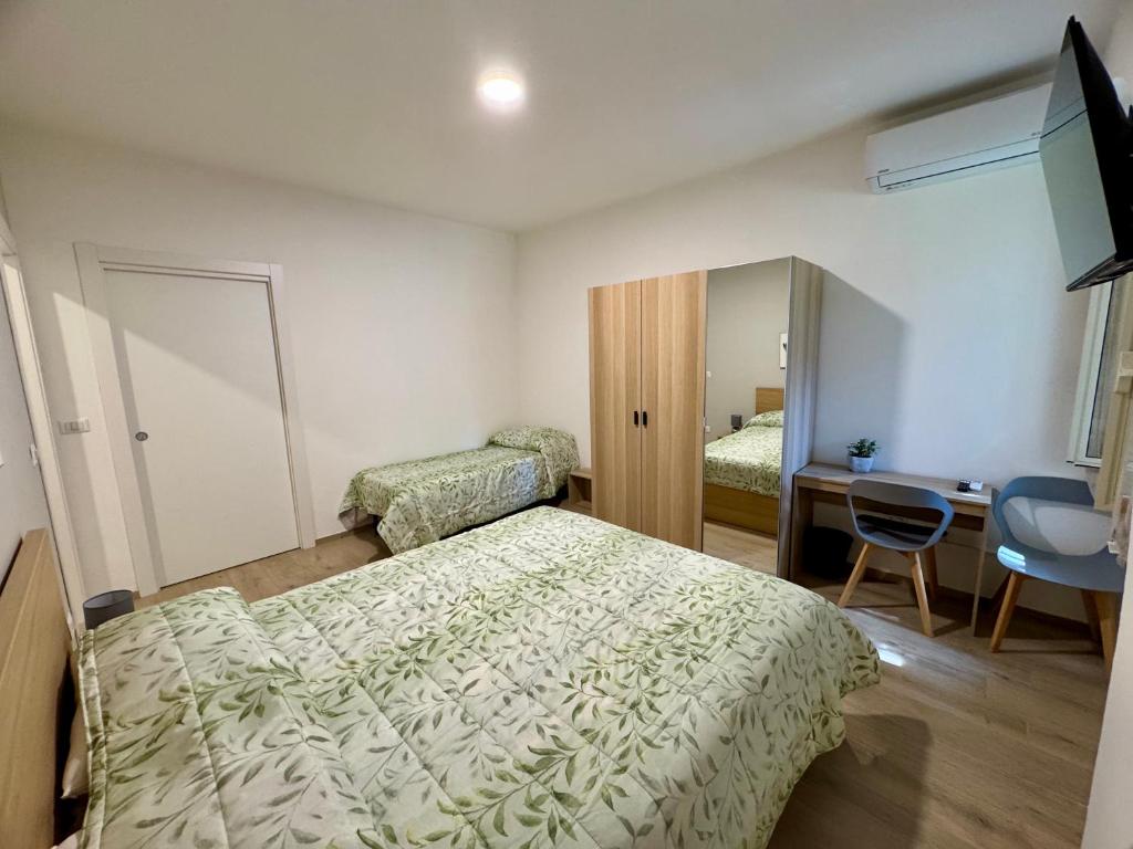 Postel nebo postele na pokoji v ubytování Cassandra Rooms