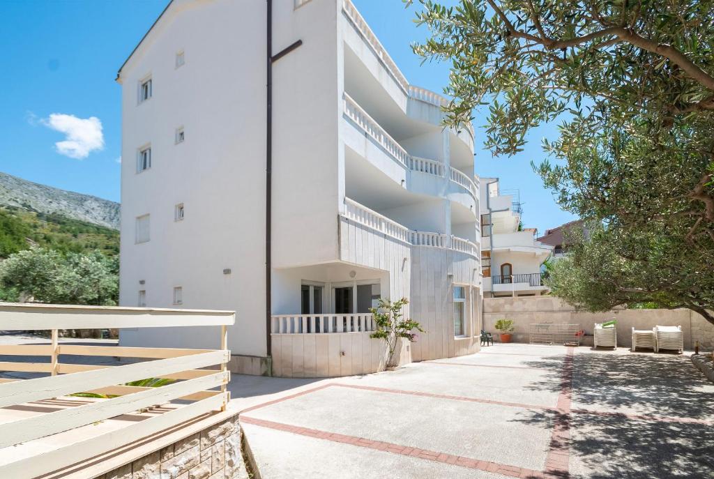 an external view of a white building at Apartments More in Duće