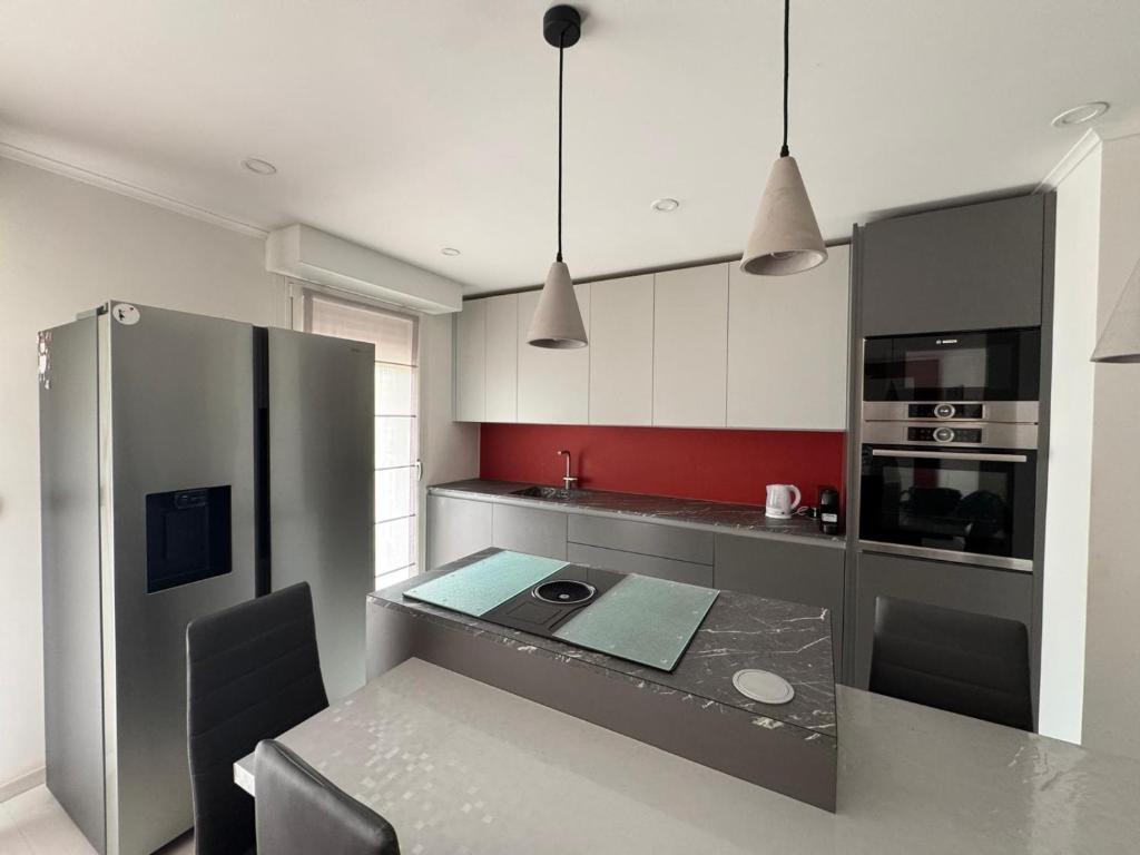 une cuisine avec une table et un réfrigérateur dans l'établissement Ania, à Menton