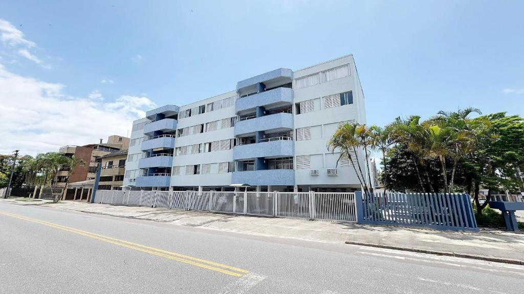 an apartment building on the side of a street at Fragata Beach House - A duas quadras do Mar in Guaratuba