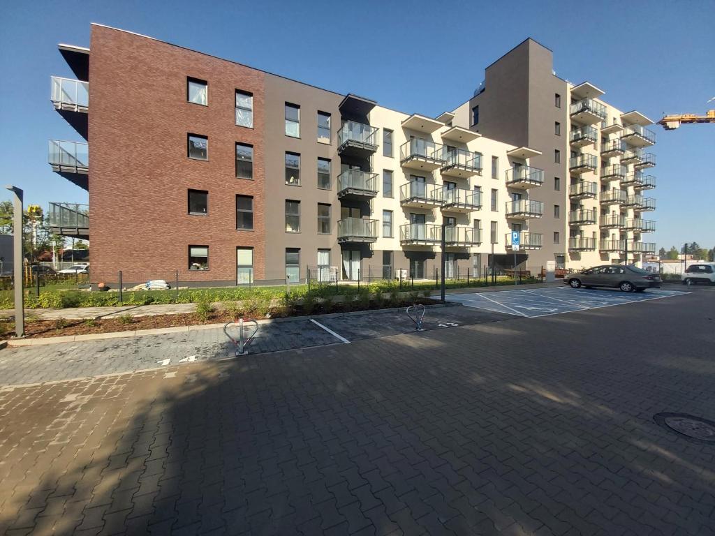 an empty parking lot in front of a building at 1140 Włościańska 5 - Tanie Pokoje w Apartamencie - samodzielne zameldowanie - self check in in Poznań