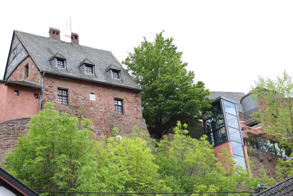 un viejo edificio de ladrillo con una ventana en el costado en Ferienwohnung Burgsicht en Heimbach