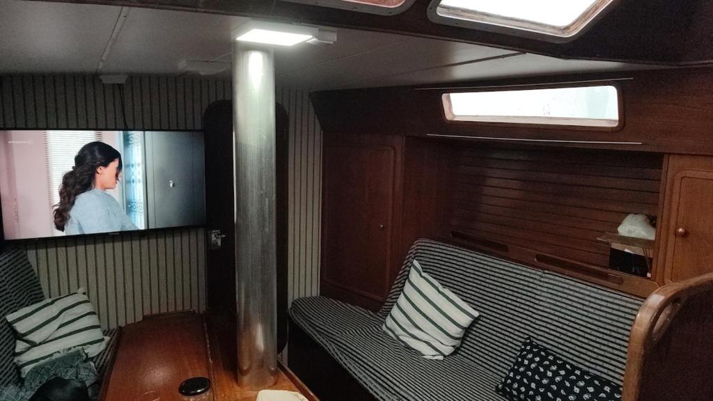 瓦伦西亚Romantic sailboat的一间配有沙发的房间和船上的电视