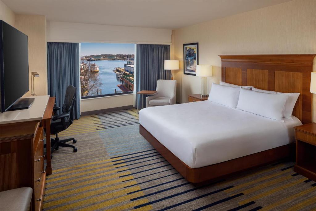 Hilton Garden Inn Portland Downtown Waterfront - 