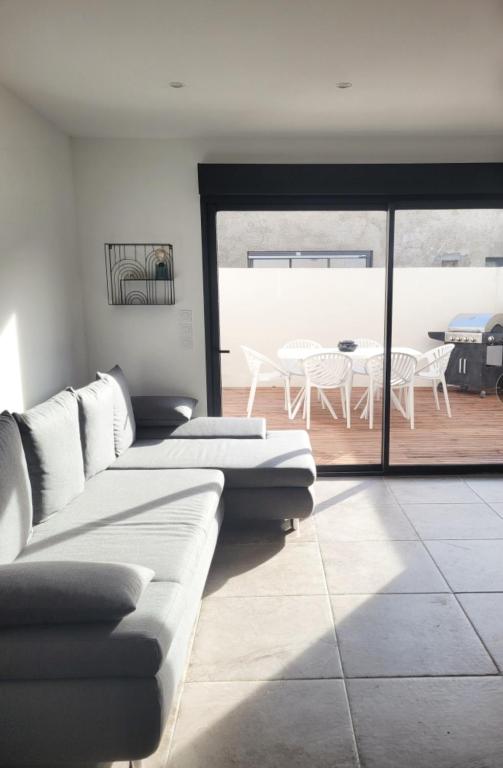 un salon avec un canapé et une table dans l'établissement Maison extramuros T4 clim, à Avignon