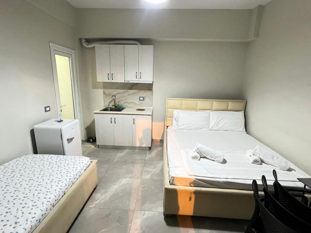 Uma cama ou camas num quarto em Serene Stay