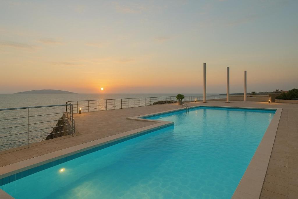 basen z widokiem na ocean o zachodzie słońca w obiekcie Costa Isora 1 Frontline By Paramount Holidays w mieście Puerto de Santiago