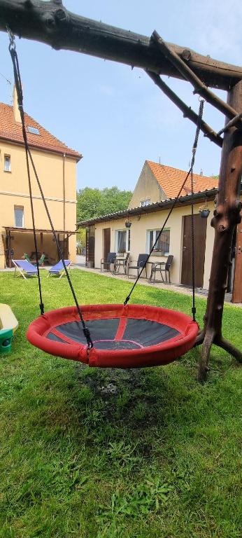 Plac zabaw dla dzieci w obiekcie Dom gościnny "MONIKA"- 10 min do plaży,