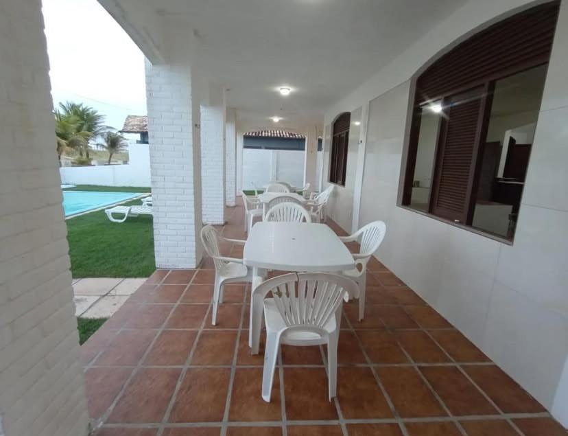 ExtremózにあるCasa de praiaのパティオの白いテーブルと椅子