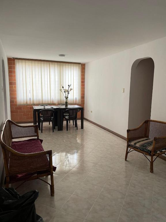Χώρος καθιστικού στο Apartamento sambil valencia con agua de pozo y wifi de 500 mb