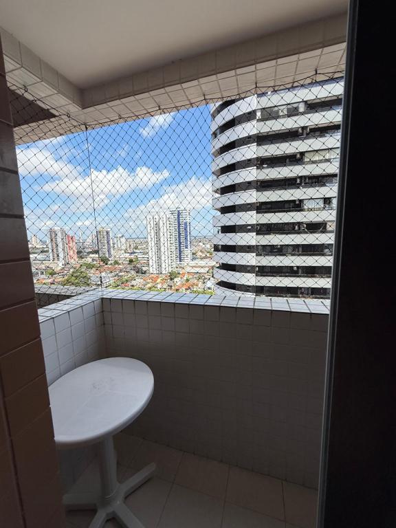 een badkamer met een toilet en een raam met uitzicht bij Apartamento Pedreira in Belém