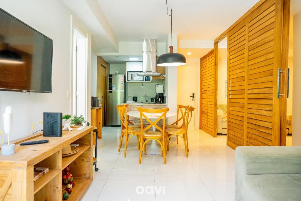 a kitchen and dining room with a table and chairs at Apartamento em Cotovelo In Mare Bali 256 - Qavi in Granja Beira Mar