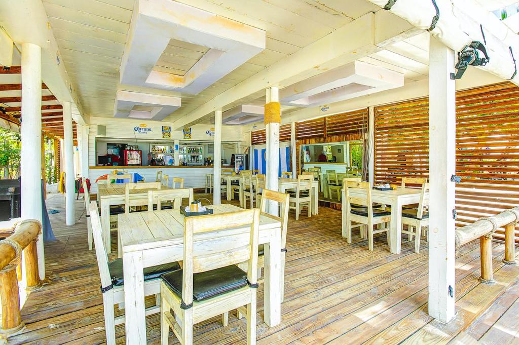 Restavracija oz. druge možnosti za prehrano v nastanitvi SUNNY STUDIOS DELUXE playa LOS CORALES - wifi, beach, pool