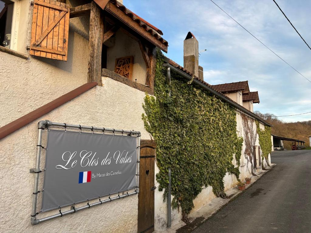un panneau sur le côté d'un bâtiment dans l'établissement Le clos des Valses, à La Celle-sous-Gouzon