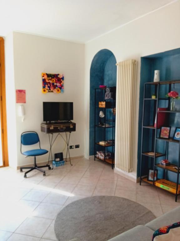 Una sala de estar con un escritorio y un televisor. en Casa Sogno Como, en Como