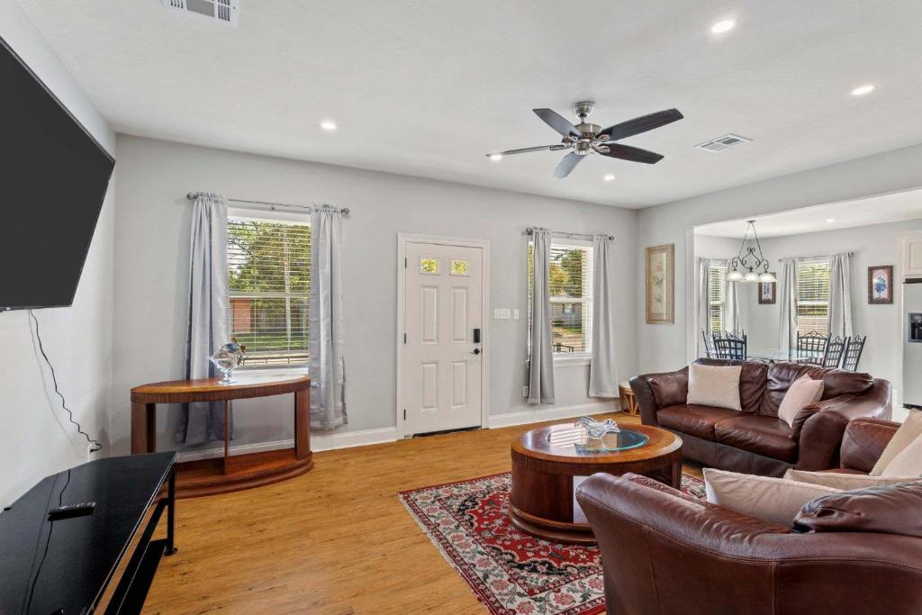 Una televisión o centro de entretenimiento en 3 Bedroom Home in Lake Charles