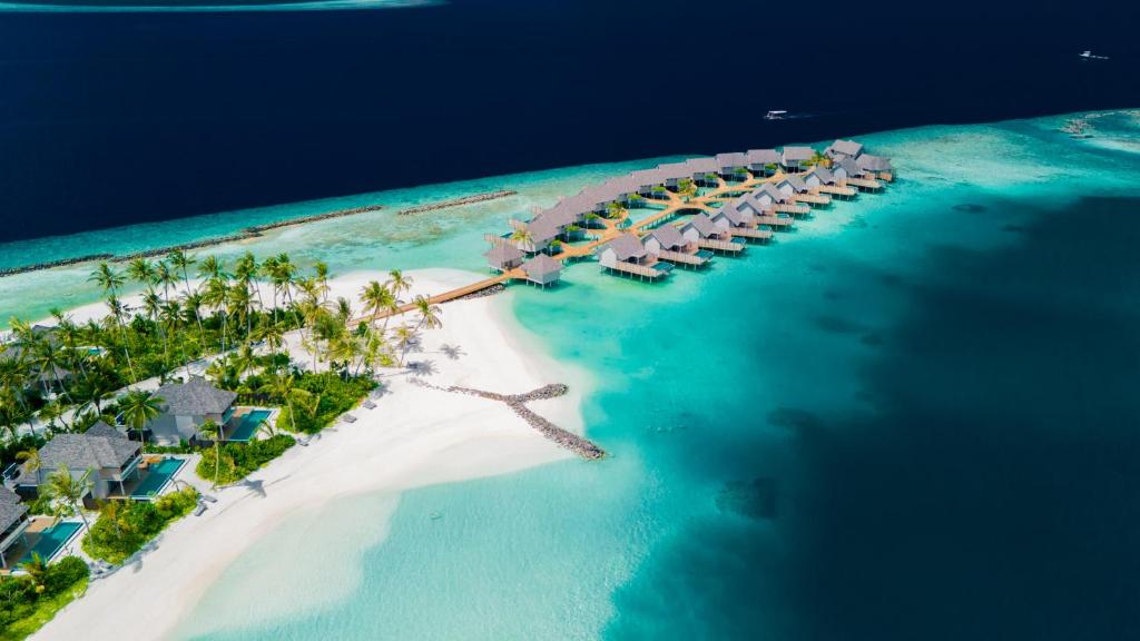 une vue aérienne d'un complexe hôtelier au bord de l'océan dans l'établissement Ananea Madivaru Maldives, à Toroka