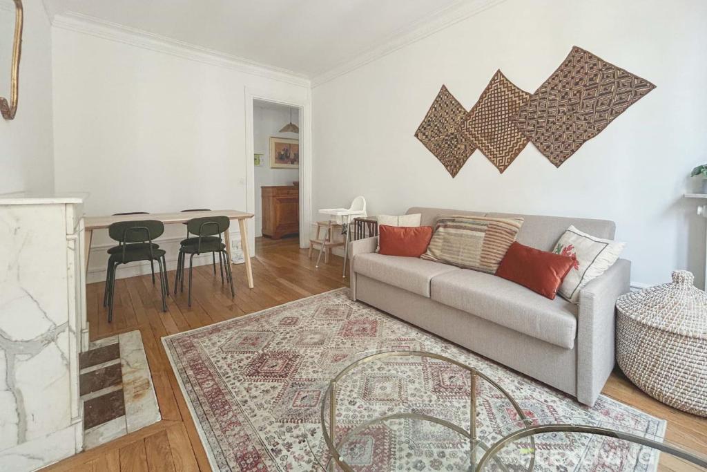 un salon avec un canapé et une table dans l'établissement Jardin des Plantes - Beautiful bright 2-bedroom apartment -1 living room, à Paris