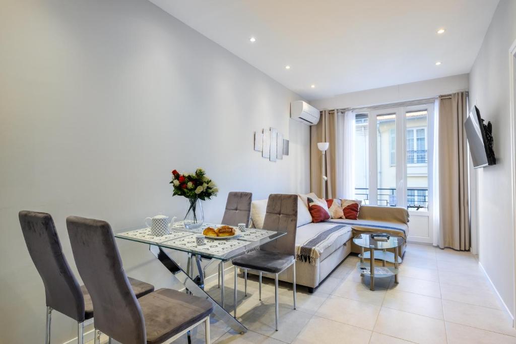un salon avec une table et un canapé dans l'établissement Appartement Sea View, à Nice