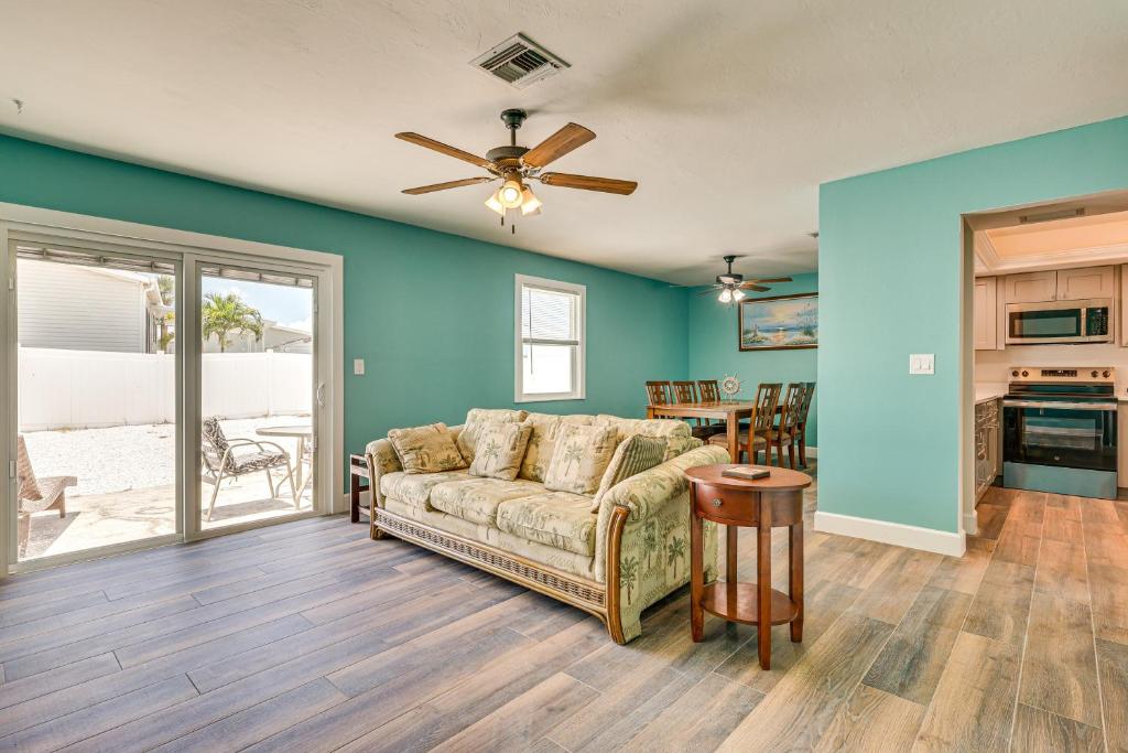 Η κουζίνα ή μικρή κουζίνα στο So Close to Coast Walkable Fort Myers Beach Unit!