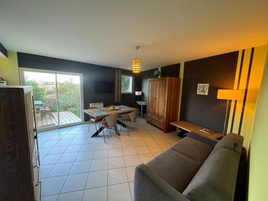 un salon avec un canapé et une table dans l'établissement Le Mirador, à Béziers